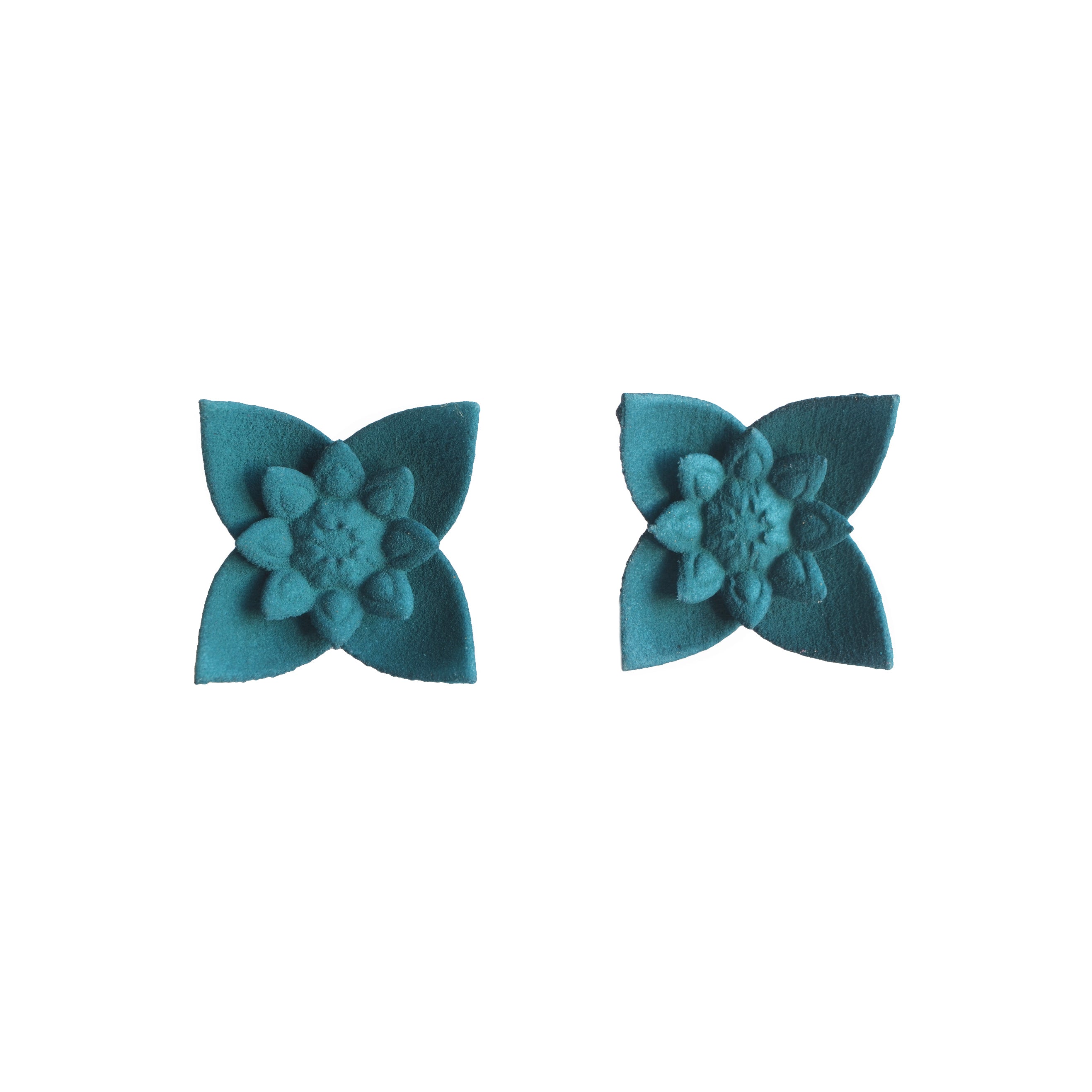 3 paio di orecchini a forma di fiore e orecchini rotondi 3 paio di orecchini a forma di fiore e orecchini rotondi